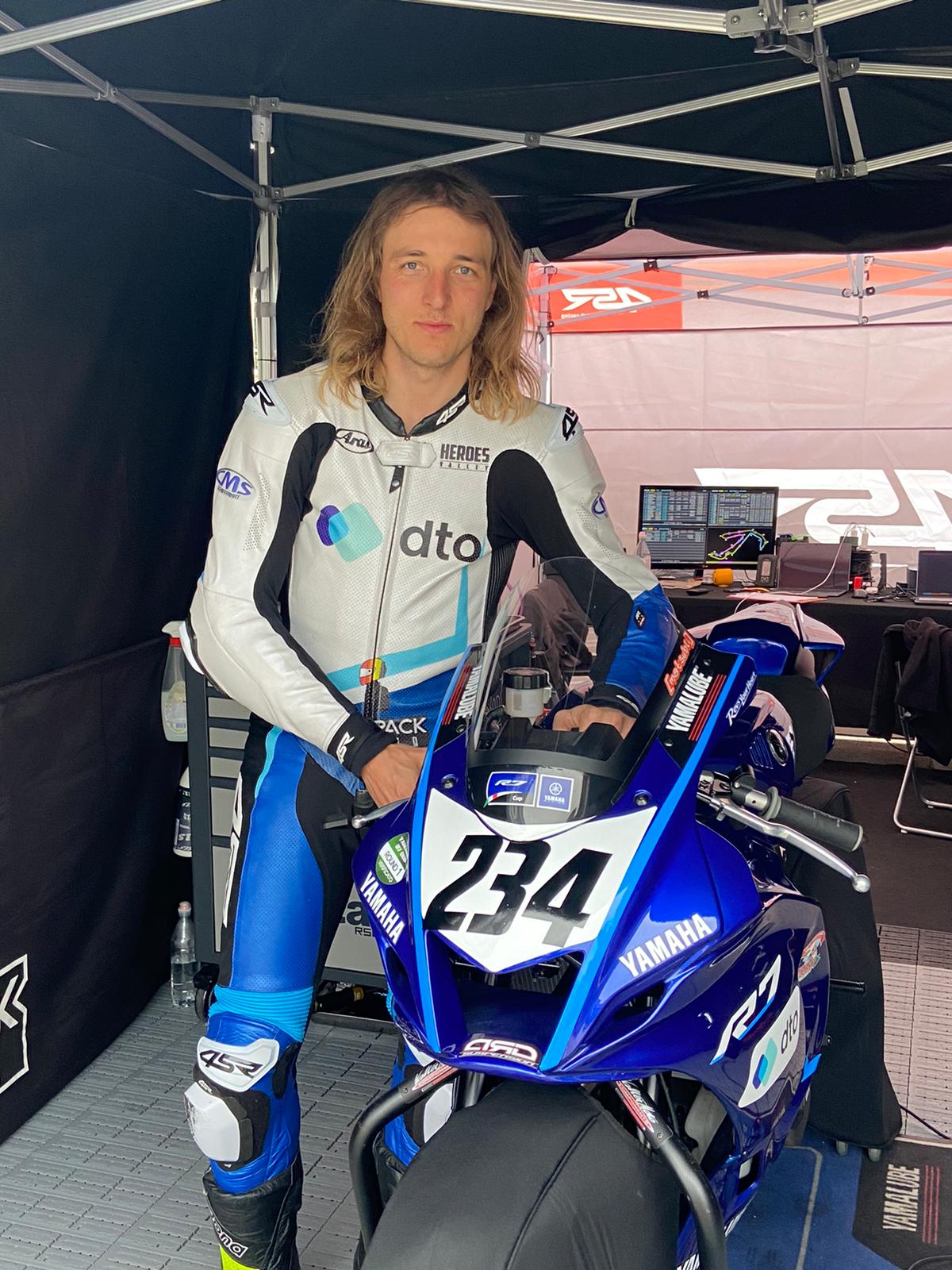 Heroes Valley e Edoardo Mazzuoli lasciano il segno al Misano World Circuit Marco Simoncelli al via della Yamaha R7Cup