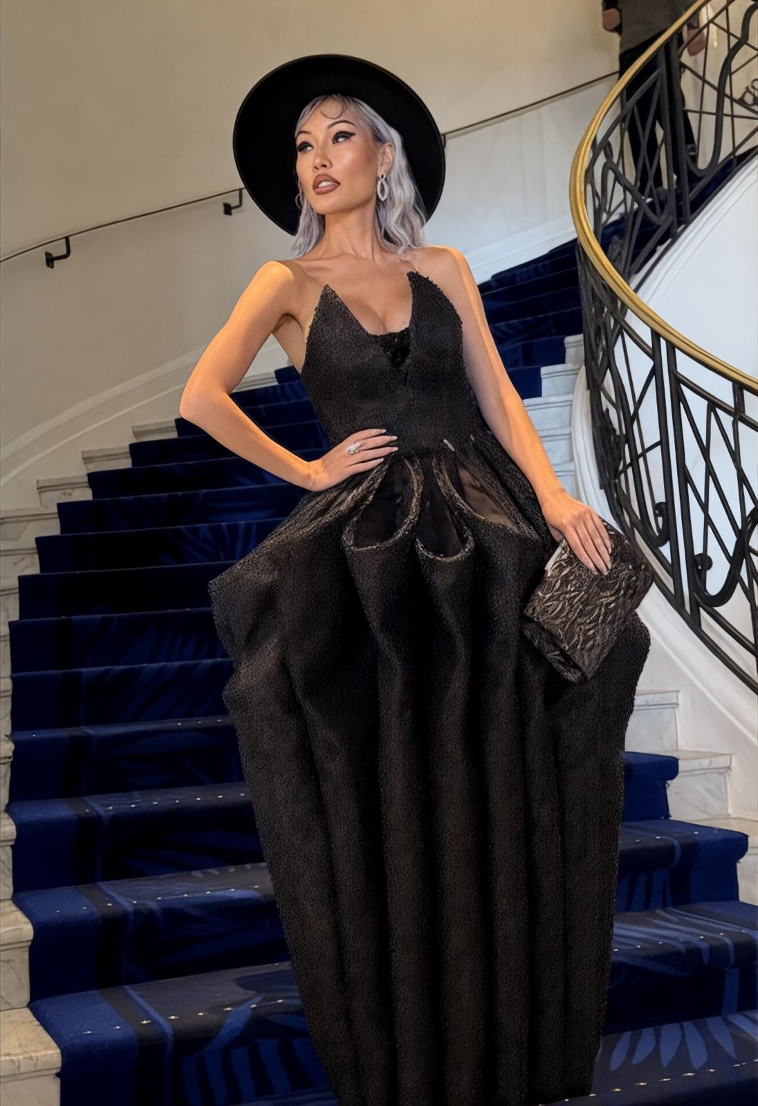 Elisa Burlamacchi conquista Cannes: Aliia Roza indossa la borsa Victoria Moon Vision