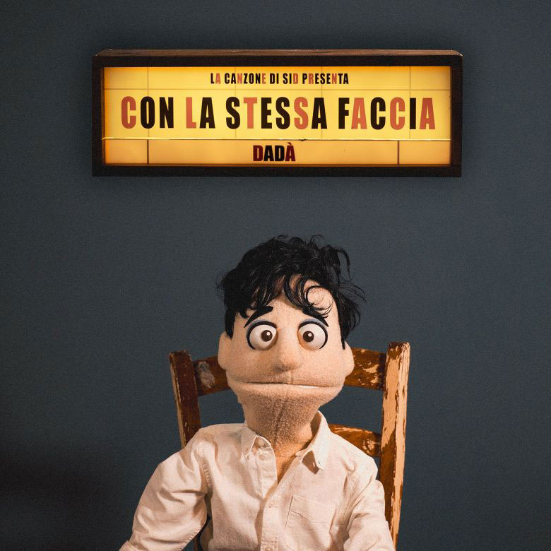 “Con la stessa faccia” è il nuovo singolo di Dadà. Online il video