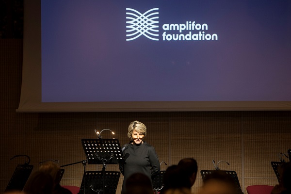 Susan Carol Holland: dare voce e dignità agli anziani con Fondazione Amplifon