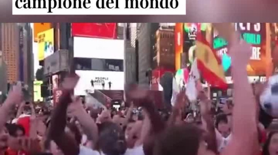 La festa dei tifosi spagnoli a Times Square