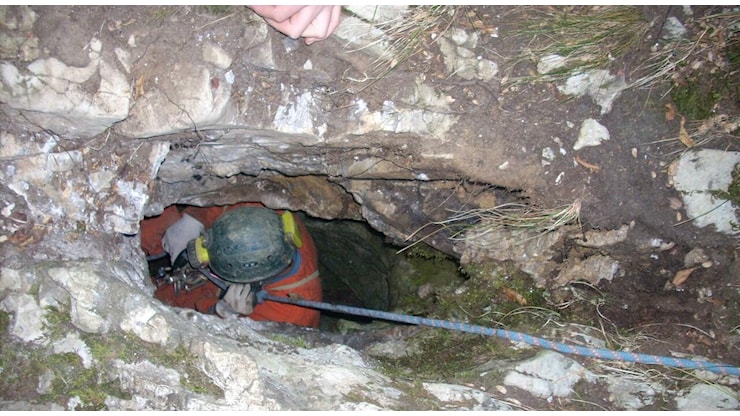 Speleologo bloccato a 120 metri di profondità estratto vivo dalla grotta dei Cinghiali Volanti dopo 12 ore - Leggo.it