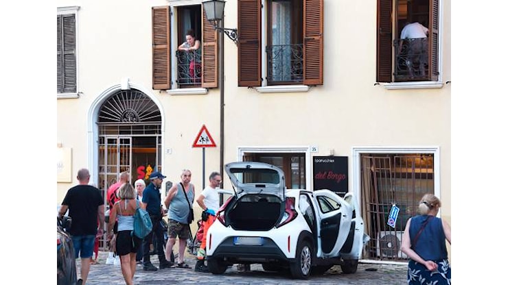 Rimini, si schianta contro tre auto nel Borgo San Giuliano: 5 persone ferite VIDEO GALLERY - Corriere Romagna