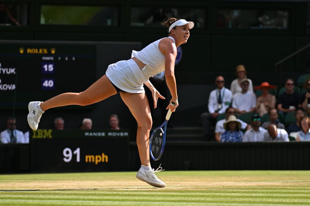 Linda Noskova rischia, poi è campionessa di Wimbledon: battuta Karolina Muchova nella finale tutta ceca