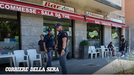 Aggredito a Milano con un coltello, le condizioni della vittima restano stabili ma gravi. L'aggressore: «Mi sono divertito, appena esco lo rifaccio»