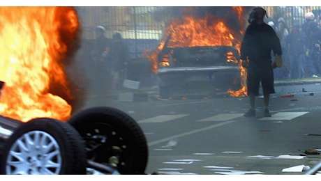 G8 di Genova, 25 anni dopo la ferita è ancora aperta: dai saccheggi alla morte di Carlo Giuliani