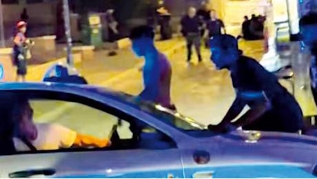 Maranza al Colosseo, la festa di compleanno degenera in un assalto alla polizia locale: due agenti feriti e tre fermati