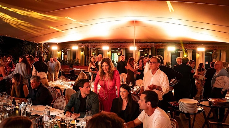 Sabbia, cocktail e tende per ricchi, al via l’estate del lusso di Santanchè - la Repubblica