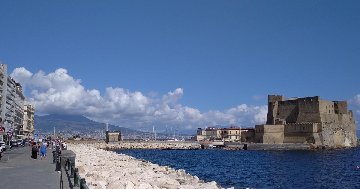 Napoli, cadavere di un uomo tra gli scogli del Lungomare