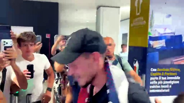 Cagliari, Andrea Belotti arriva a Elmas accolto dai tifosi