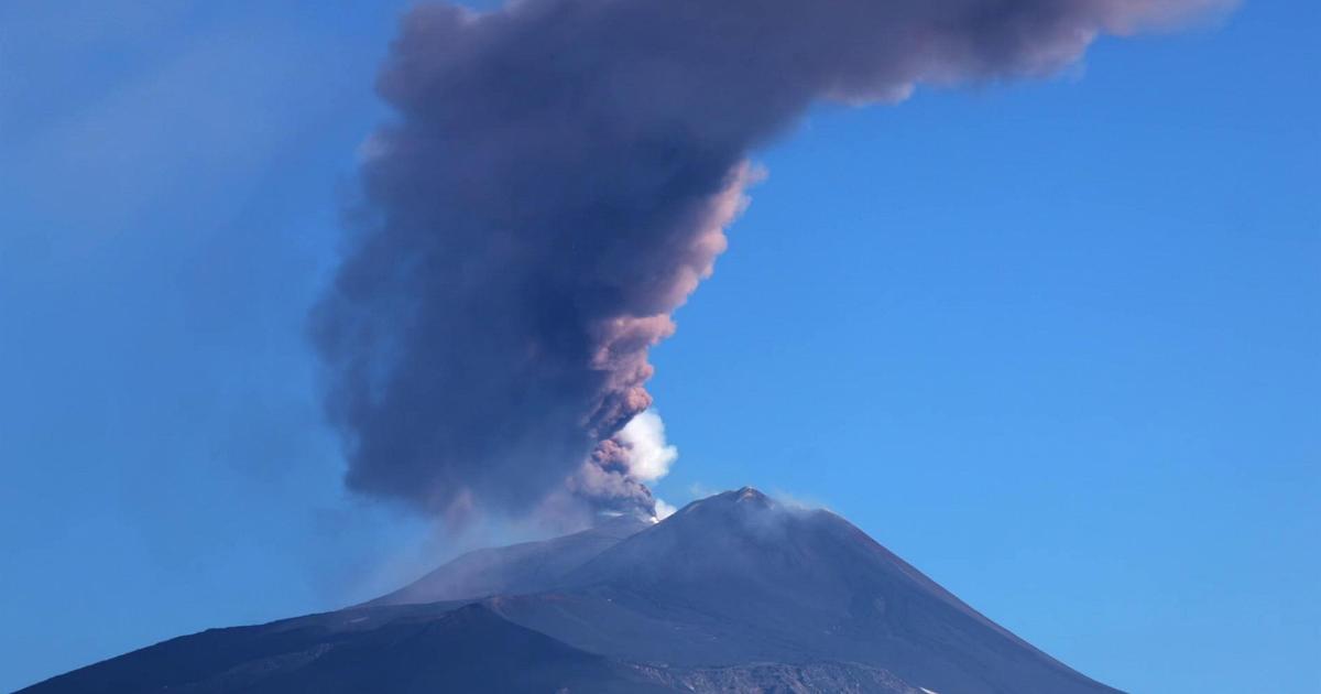 Etna, nube di cenere: l'aeroporto di Catania sospende voli in arrivo serali e notturni