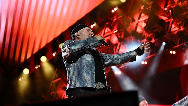 Vasco Rossi, a Rimini va al massimo la «data zero» del tour: in 25mila per il Komandante. Il rocker: «Io parlo con le mie canzoni» - Corriere di Bologna