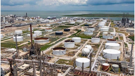 La Cina blocca l’export di carburanti: perché benzina, diesel e voli rischiano nuovi rincari