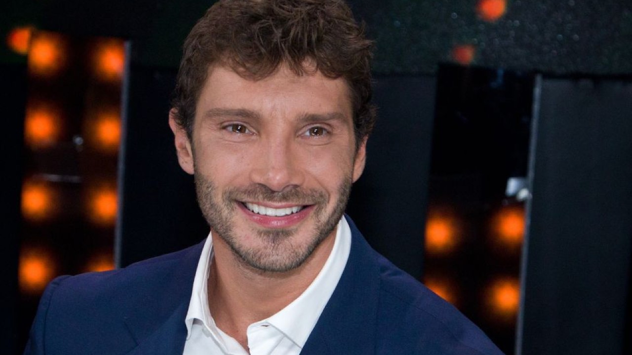 Stefano De Martino, il VIDEO mentre spazza scatena le Fan: Bono pure quando pulisce