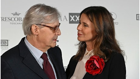Vittorio Sgarbi ancora ricoverato al Gemelli, la compagna Sabrina Colle:Parla con un filo di voce"