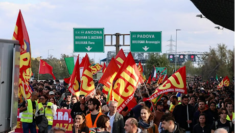 Bologna, il corteo contro il carovita blocca tangenziale e autostrada