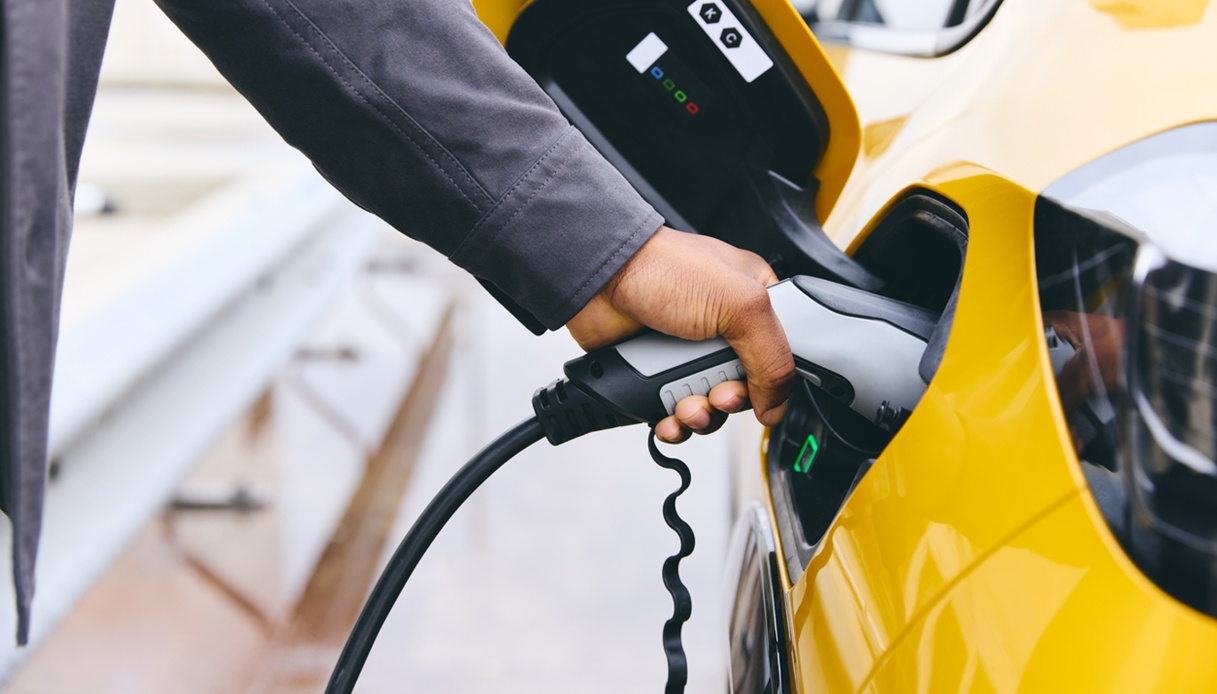 Mercato auto, le elettriche superano le benzina a maggio 2026 in Europa