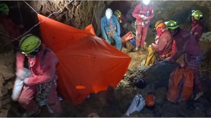 Garessio, speleologo salvato dopo 12 ore sottoterra: era intrappolato a 120 metri nella Grotta dei Cinghiali Volanti - Corriere TV