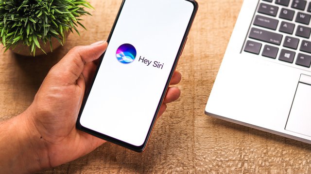 Siri AI è disponibile, tutte le novità per l'assistente con iOS 27
