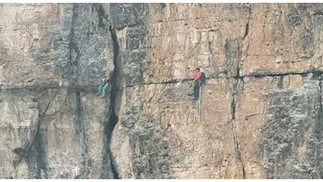Alpinista precipita sulle Dolomiti Ampezzane: salvata dalla compagna