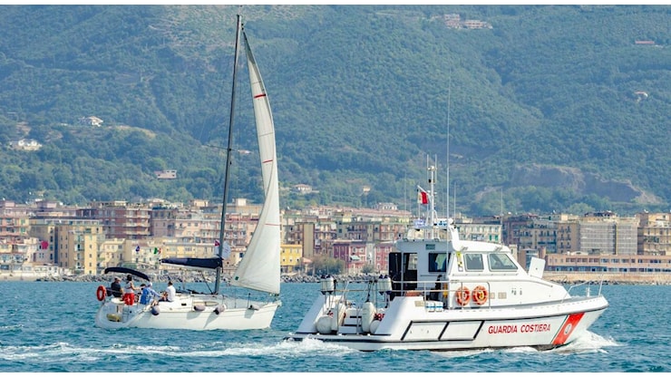 Barca rischia di affondare durante addio al celibato, salvate 7 persone - Il Mattino