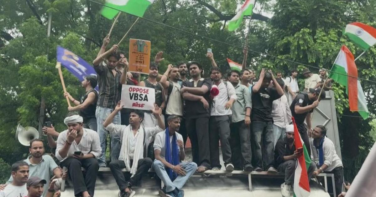 India, la protesta degli Scarafaggi contro i brogli agli esami arriva davanti al Parlamento