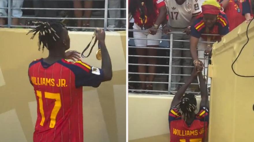 VIDEO Nico Williams, il gesto commovente dopo la finale: regala la medaglia alla madre