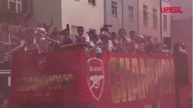 L'Arsenal festeggia la vittoria della Premier, bus scoperto per le strade di Londra - Il Sole 24 ORE