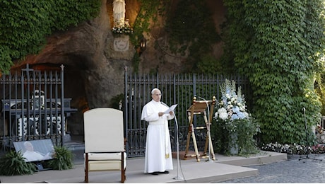 Bambini di Roma pregano il Rosario con Leone XIV nei Giardini vaticani