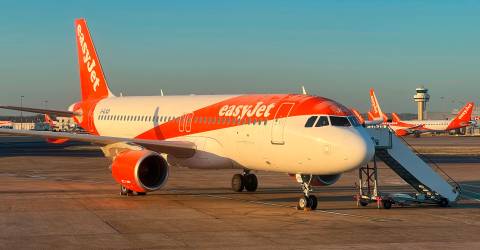 easyJet vola a Londra, il consiglio apre all’esame dell’offerta Castlelake ma ne critica i tempi