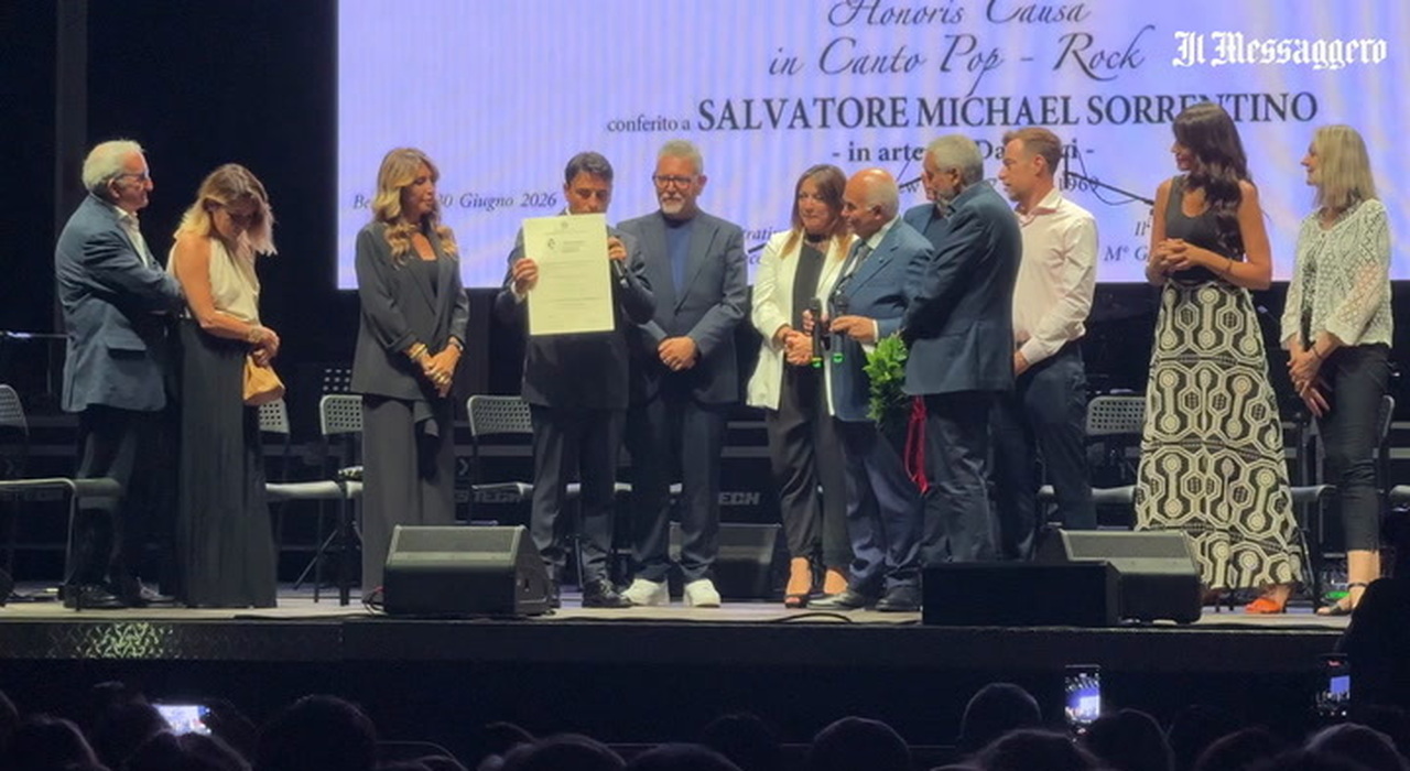 Sal Da Vinci si laurea honoris causa: Mamma, un po' tardi ma stavo lavorando