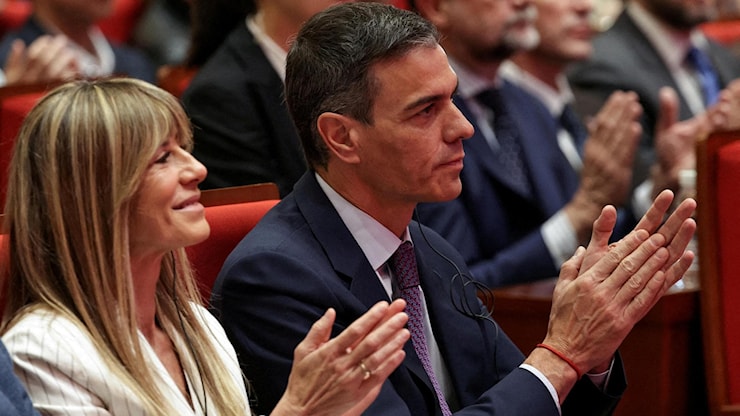 Spagna, la moglie di Pedro Sánchez andrà a processo. E dalla Ue arriva l’ok sulla legge di amnistia - la Repubblica