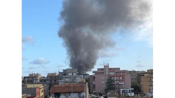 Incendio in via del Mandrione, densa colonna di fumo sulla zona Est della città: il rogo in un vivaio, pompieri in azione - Corriere Roma