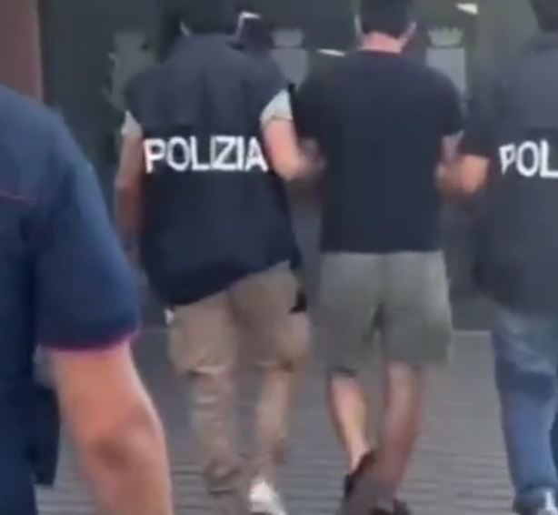 Agguato in piazzale Mediterraneo, difende la fidanzata e viene pestato con una spranga: arrestati due gemelli a Fiumicino