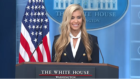 Katie Zacharia, debutto breve alla Casa Bianca: la gaffe su Trump e i vecchi post sui social