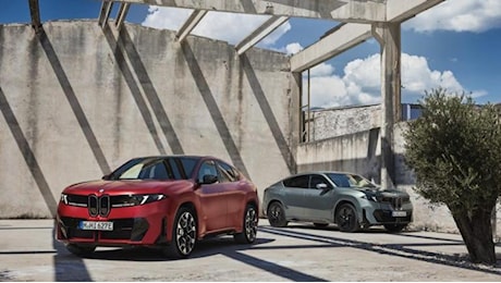 BMW iX4, il SUV coupé elettrico sfida la Tesla Model Y: fino a 828 km di autonomia
