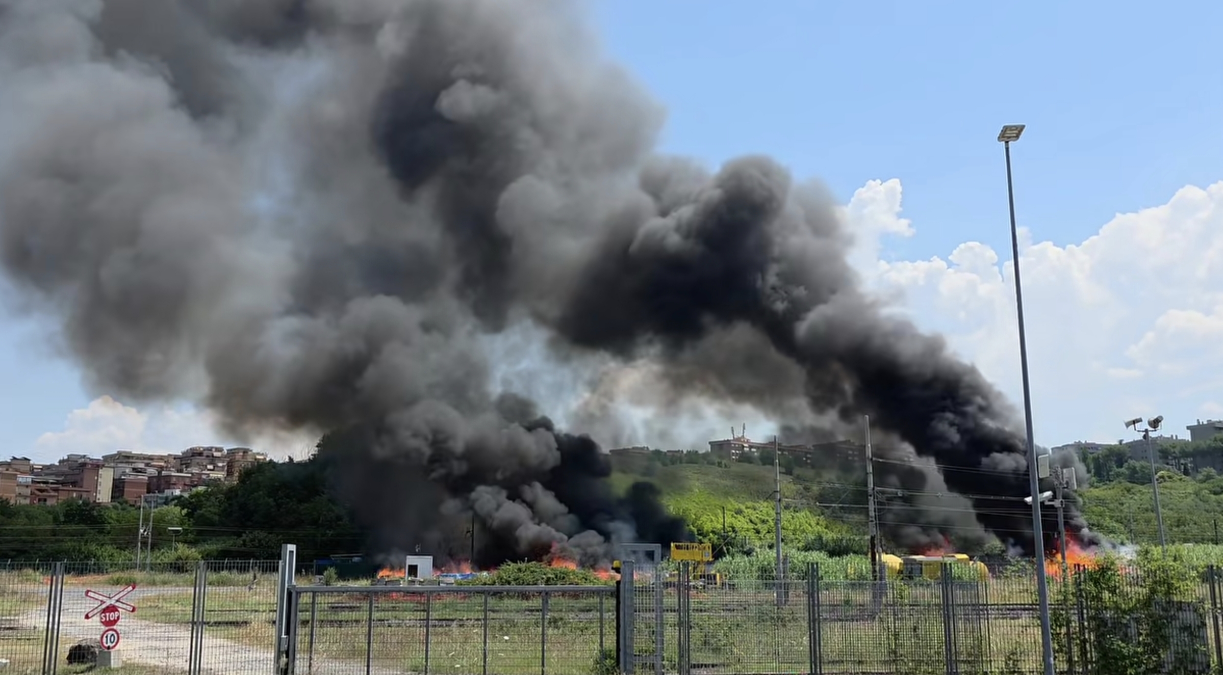Maxi incendio a Fidene, nube di fumo visibile in diverse zone della città. Il fumo invade la ferrovia