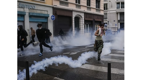La rabbia dei liceali francesi accende le piazze: scontri, incendi e migliaia di fermi