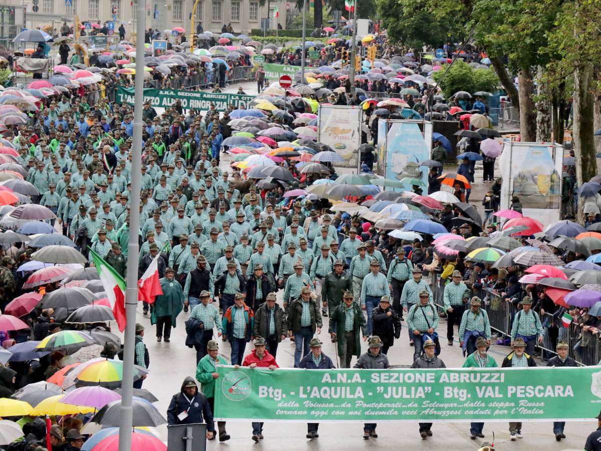 Alpini sgomberati, due pesi e due misure. Salvini attacca il Comune di Genova