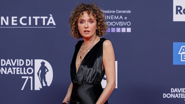 Valeria Golino ai David di Donatello 2026 vince anche con il look reinventando il little black dress - Vogue Italia