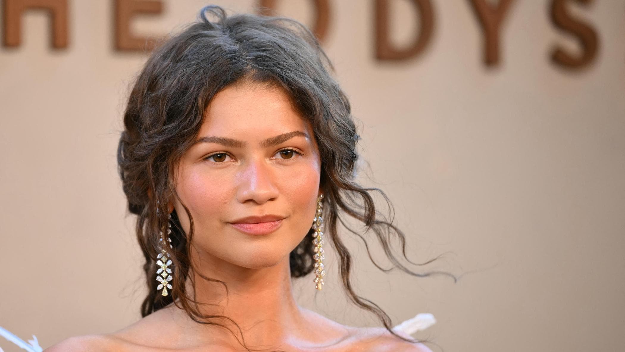 No mascara o ‘ghost lashes’: la lezione beauty di Zendaya per l'estate