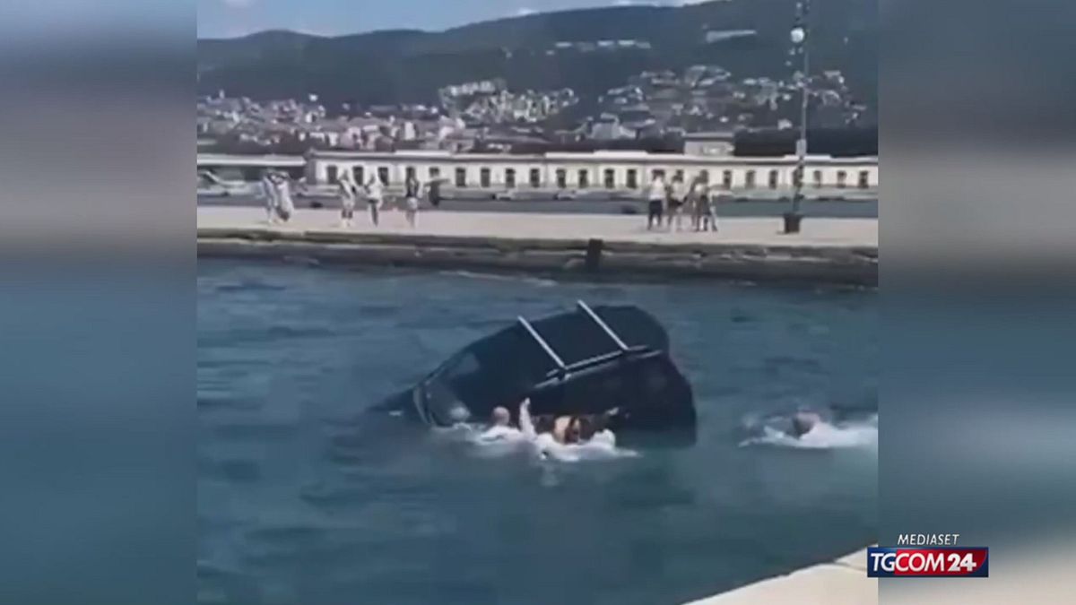 Trieste, auto precipita in mare: cadetti dell'Esercito si tuffano e salvano il conducente
