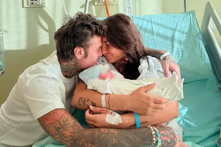 Nato Edoardo Lupo, Fedez festeggia l'arrivo del terzo figlio