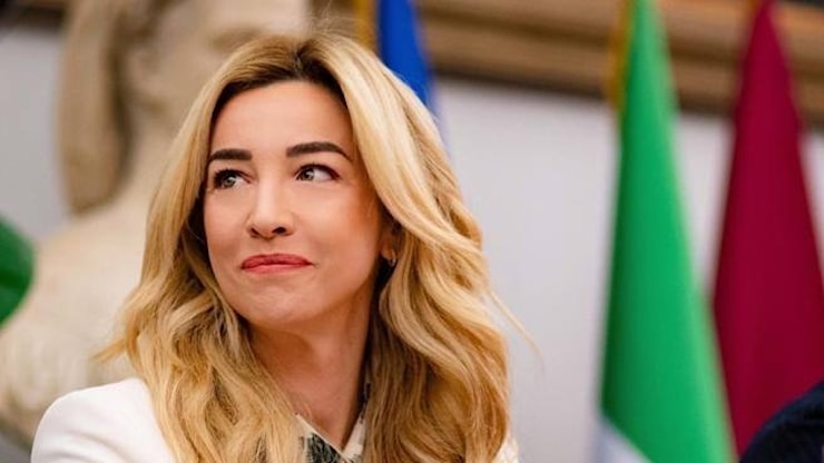 Silvia Salis e la conferenza stampa «blindata»: domande contingentate, solo su Genova (e niente sul Campo largo) - Corriere della Sera