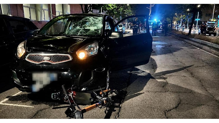 Monopattino urta auto, morto un 19enne - RaiNews