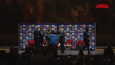 Napoli, Allegri e De Laurentiis con la maglia del centenario sul palco del San Carlo