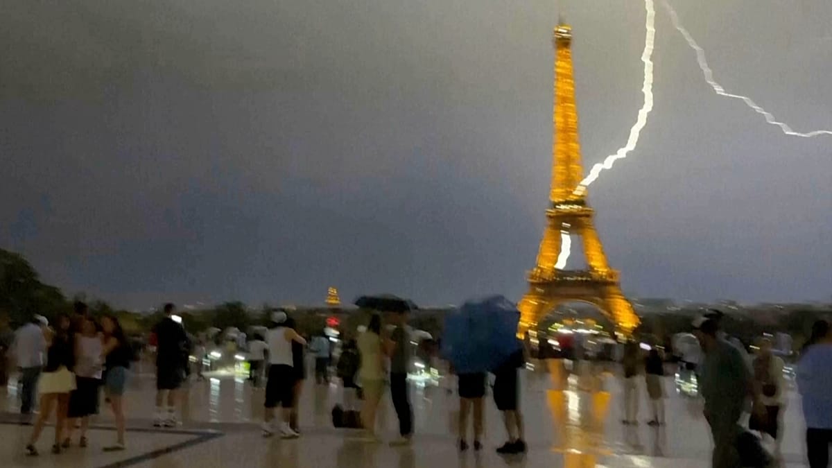 Video. Fulmine colpisce la Torre Eiffel durante forte temporale a Parigi