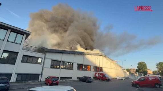 Colonna di fumo nero in zona Bovisa a Milano: le immagini dell'incendio in un deposito