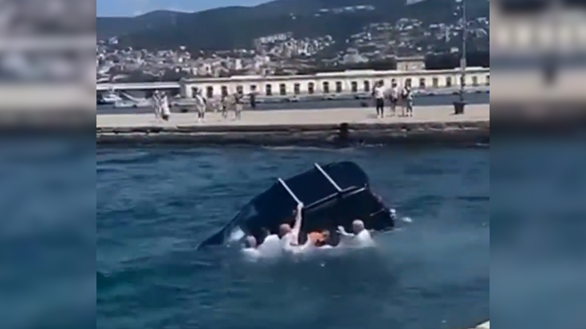 Uomo precipita in acqua con l’automobile, i militari dell’Accademia di Modena in visita a Trieste si tuffano per salvarlo – Video