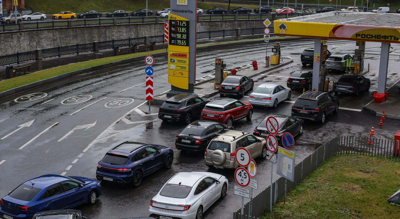 Russia, crisi del carburante: lunghe code ai distributori in Jacuzia dopo gli attacchi ucraini